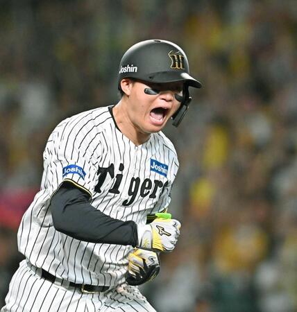 　６回、先制打を放ち、雄たけびを上げる森下（撮影・西田忠信）