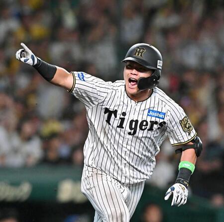 　６回、適時打を放ちベンチを指さす小野寺（撮影・西田忠信）