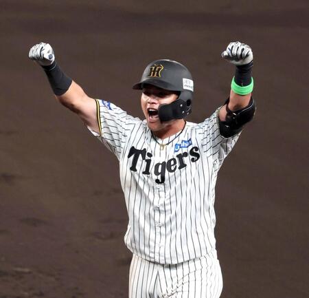 　６回、適時打を放ち両手を突き上げる小野寺（撮影・山口登）