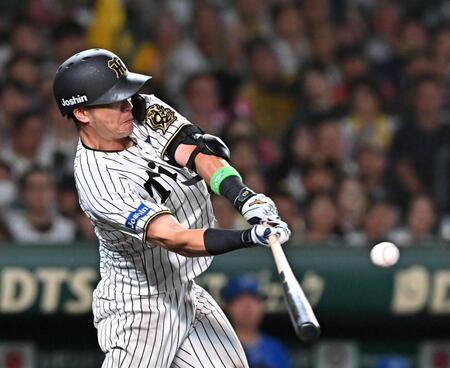 　６回、適時打を放つ小野寺（撮影・西田忠信）