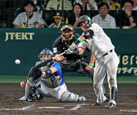 　６回、右前へ適時打を放つ小野寺（撮影・立川洋一郎）