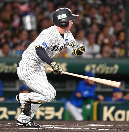 　６回、近本が遊内野安打を放つ