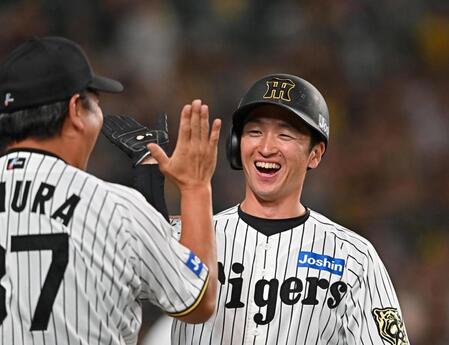 　６回、森下の先制打で生還し満面の笑みを見せる近本（撮影・西田忠信）