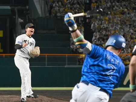 　３回、牧を空振り三振に斬り、雄たけびを上げる村上（撮影・飯室逸平）