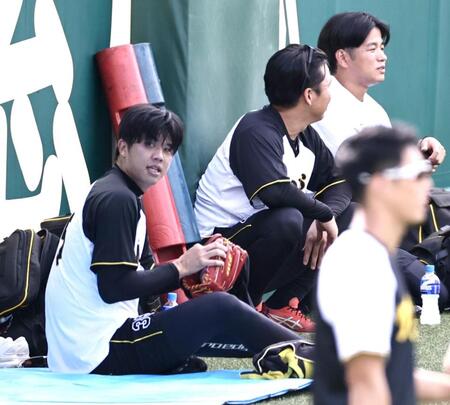 　練習の合間、一息入れる才木（撮影・田中太一）