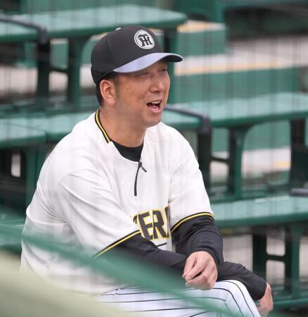 　練習を見守る藤川監督（撮影・立川洋一郎）