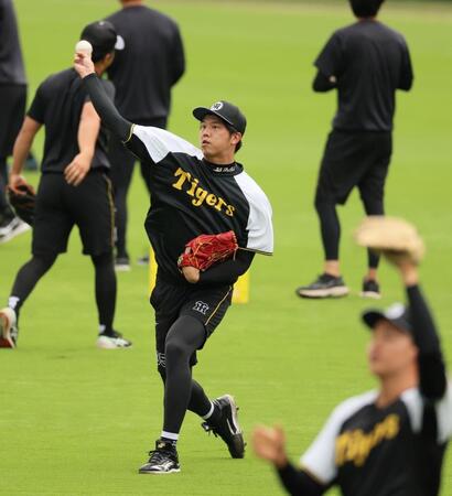 　キャッチボールをして調整する才木（撮影・立川洋一郎）