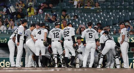 　試合前、円陣を組む阪神ナイン（撮影・北村雅宏）