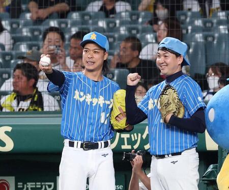 　ファーストピッチセレモニーの前、ポーズを決めるバッテリィズの（左から）エース、寺家（撮影・北村雅宏）