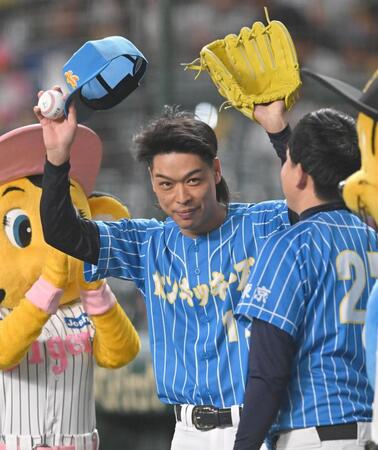 　ファーストピッチセレモニーに登場したバッテリィズ・エース（撮影・飯室逸平）