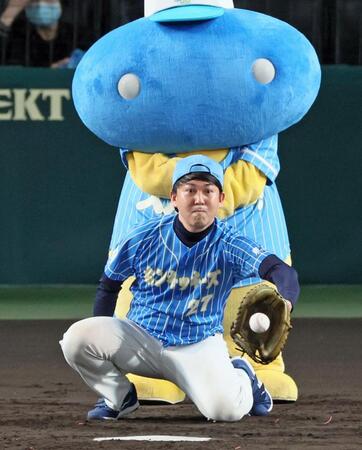 　ファーストピッチセレモニーに登場しキャッチャーを務めるバッテリーズの寺家（撮影・立川洋一郎）