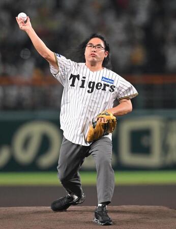 　始球式で投球するロッチ・中岡（撮影・飯室逸平）
