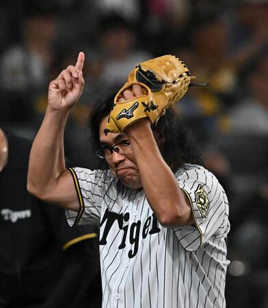 　始球式を終え、ポーズを決めるロッチ・中岡（撮影・西田忠信）