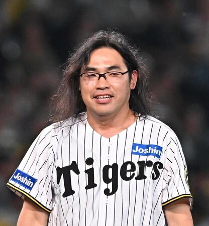 　始球式に登場したロッチ・中岡（撮影・西田忠信）