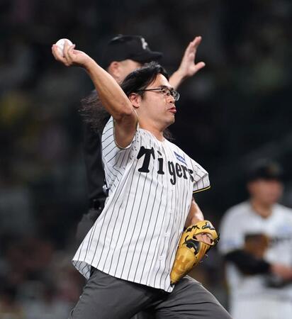 　始球式を務める中岡創一（撮影・北村雅宏）
