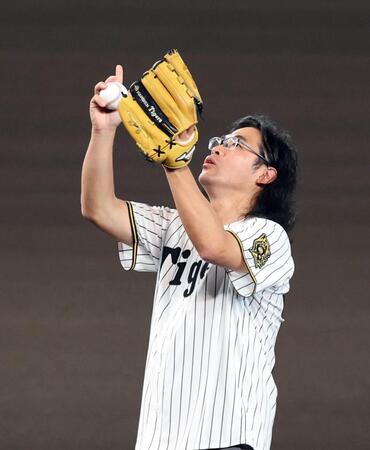　始球式を務めるロッチ・中岡（撮影・山口登）