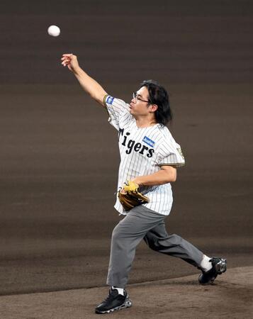　始球式を務めるロッチ・中岡（撮影・山口登）