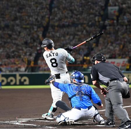 　１回、先制打を放つ佐藤輝（撮影・飯室逸平）