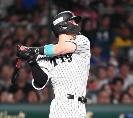 　１回、佐藤輝が左翼線適時二塁打を放つ