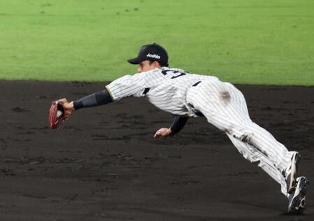 　４回、小幡は林のライナーを好捕する（撮影・山口登）