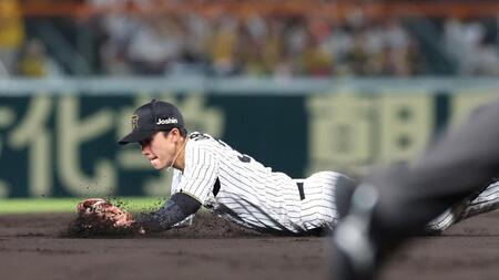 　４回、林の打球を飛び込んで好捕する小幡（撮影・北村雅宏）