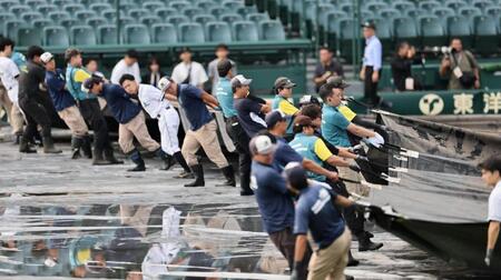 　試合前、グランド整備をする球場スタッフら（撮影・田中太一）