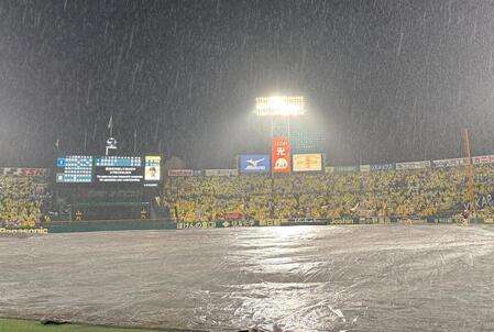 　降雨のため試合が中断される甲子園