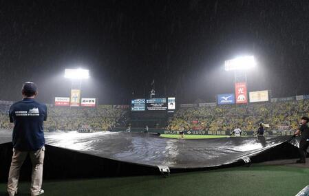 　５回、グラウンドにシートが敷かれ試合は一時中断となる（撮影・西田忠信）
