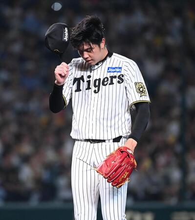 　４回を投げ終え、ベンチに戻る才木