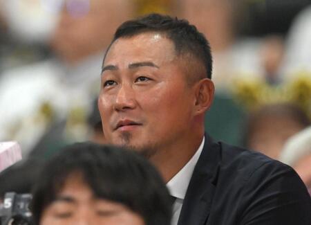 　解説席に座る中田翔氏（撮影・飯室逸平）