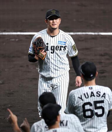 　８回、ピンチで継投した岩貞は無失点に抑えベンチに戻る（撮影・山口登）