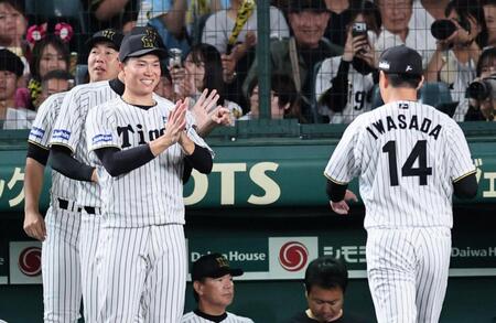 　８回、ピンチを切り抜けた岩貞を迎える湯浅（撮影・田中太一）