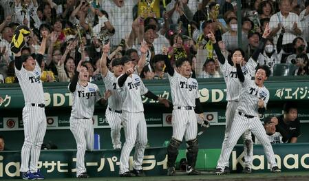 【写真】森下がびちょ濡れでもう顔がクシャクシャ さらに水をぶっかけようとしている若き左腕が!