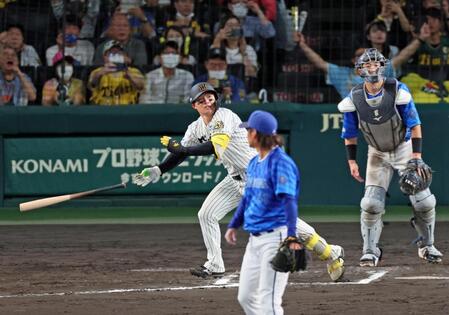 　１０回、左中間スタンドへサヨナラ２ランを放つ森下（撮影・立川洋一郎）