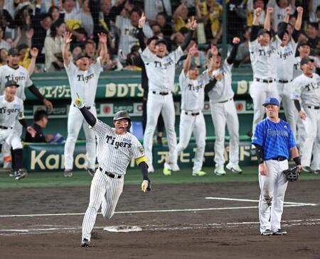 　１０回、左中間スタンドへサヨナラ２ランを放ち雄たけびを上げる森下（撮影・立川洋一郎）