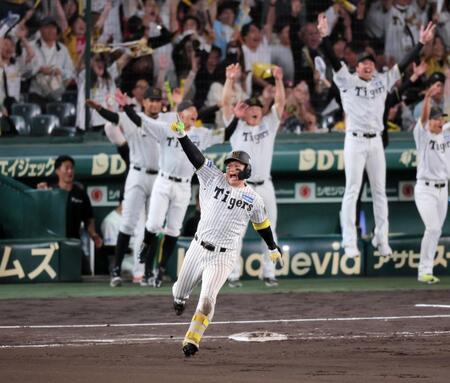 　１０回、サヨナラ２ランを放ち歓喜の森下