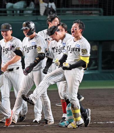 　１０回、サヨナラ２ランを放ち、喜びを爆発させる森下（右）＝撮影・立川洋一郎