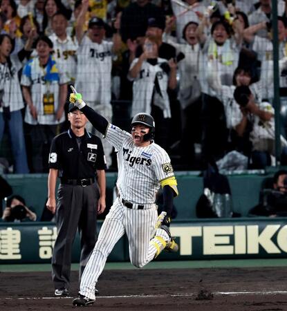 　１０回、サヨナラ２ランを放ちガッツポーズを決める森下（撮影・田中太一）