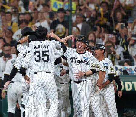 　１０回、サヨナラ勝利した藤川監督（中央右）は歓喜の表情でナインを迎える（撮影・北村雅宏）
