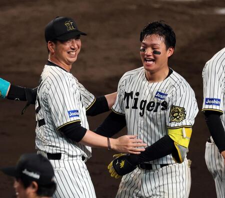 　１０回、森下のサヨナラ２ランで日本シリーズ進出に王手を掛け笑顔を見せる藤川監督（左）＝撮影・山口登