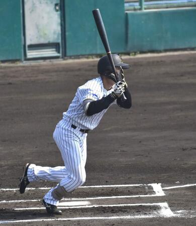 　初回、右翼線へ二塁打を放つ福島