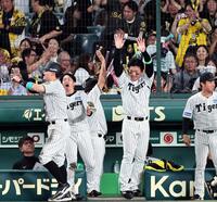 　６回、小野寺の適時打で生還した佐藤輝（左）を歓喜で迎える近本と森下（撮影・田中太一）