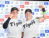 　お立ち台でポーズを決める森下（左）と小野寺（撮影・西田忠信）