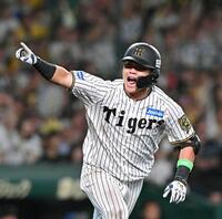 　６回、適時打を放ちベンチを指さす小野寺（撮影・西田忠信）