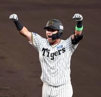 　６回、適時打を放ち両手を突き上げる小野寺（撮影・山口登）