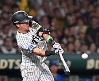 　６回、適時打を放つ小野寺（撮影・西田忠信）