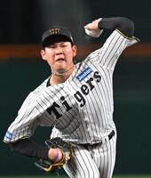 　７回、力投する及川（撮影・飯室逸平）