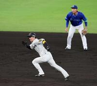 　６回、三盗を決める近本