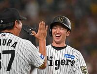 　６回、森下の先制打で生還し満面の笑みを見せる近本（撮影・西田忠信）