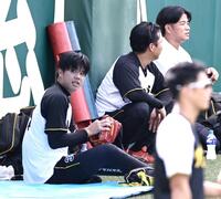 　練習の合間、一息入れる才木（撮影・田中太一）